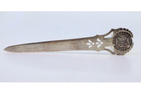 Abre cartas em prata com moeda no cabo e lâmina recortada.